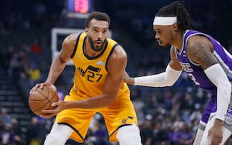 SACRAMENTO, CALIFORNIA - NOVEMBER 20: Rudy Gobert #27 of the Utah Jazz is guarded by Richaun Holmes #22 of the Sacramento Kings in the first quarter at Golden 1 Center on November 20, 2021 in Sacramento, California. NOTE TO USER: User expressly acknowledges and agrees that, by downloading and/or using this photograph, User is consenting to the terms and conditions of the Getty Images License Agreement. (Photo by Lachlan Cunningham/Getty Images)
