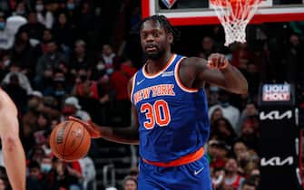 CHICAGO, IL - NOVEMBER 21: Julius Randle #30 of the New York Knicks dribbles the ball down the court during the game against the Chicago Bulls on November 21, 2021 at United Center in Chicago, Illinois. NOTE TO USER: User expressly acknowledges and agrees that, by downloading and or using this photograph, User is consenting to the terms and conditions of the Getty Images License Agreement. Mandatory Copyright Notice: Copyright 2021 NBAE (Photo by Jeff Haynes/NBAE via Getty Images)
