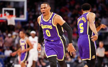 Rimonta Lakers senza James, volano Suns e Warriors