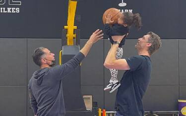 Pau Gasol gioca con le figlie di Kobe Bryant