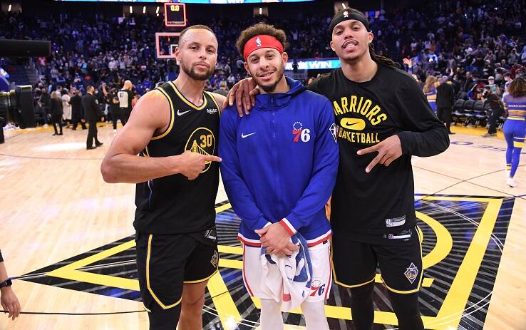 SAN FRANCISCO, CA - NOVEMBER 24: Seth Curry #31 of the Philadelphia 76ers, Stephen Curry #30 and Damion Lee #1 of the Golden State Warriors pose for a photo after the game on November 24, 2021 at Chase Center in San Francisco, California. NOTE TO USER: User expressly acknowledges and agrees that, by downloading and or using this photograph, user is consenting to the terms and conditions of Getty Images License Agreement. Mandatory Copyright Notice: Copyright 2021 NBAE (Photo by Noah Graham/NBAE via Getty Images)