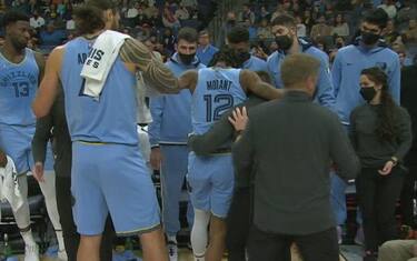 Distorsione al ginocchio per Morant: Memphis salva