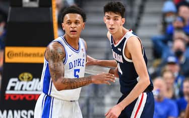 LAS VEGAS, NV - NOVEMBER 26: Duke Blue Devils forward Paolo Banchero (5) guards Gonzaga forward Chet Holmgren (34) during the Continental Tire Challenge college basketball game between the Duke Blue Devils and the Gonzaga Bulldogs on November 26, 2021, at the T-Mobile Arena in Las Vegas, NV. (Photo by Brian Rothmuller/Icon Sportswire via Getty Images)