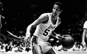 INGLEWOOD, CA - 1980:  Jamaal Wilkes #52 of the Los Angeles Lakers dribbles during a game played in 1980 at the Great Western Forum in Inglewood, California.  NOTE TO USER: User expressly acknowledges that, by downloading and or using this photograph, User is consenting to the terms and conditions of the Getty Images License agreement. Mandatory Copyright Notice: Copyright 1980 NBAE (Photo by NBA Photos/NBAE via Getty Images)