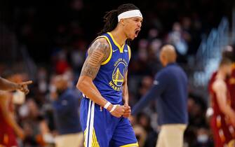 CLEVELAND, OH - NOVEMBER 18: Damion Lee #1 of the Golden State Warriors yells and celebrates against the Cleveland Cavaliers on November 18, 2021 at Rocket Mortgage FieldHouse in Cleveland, Ohio. NOTE TO USER: User expressly acknowledges and agrees that, by downloading and/or using this Photograph, user is consenting to the terms and conditions of the Getty Images License Agreement. Mandatory Copyright Notice: Copyright 2021 NBAE (Photo by Lauren Bacho/NBAE via Getty Images)