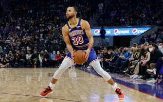 SAN FRANCISCO, CA - DEC. 04: Golden State Warriors guard Stephen Curry moves to shoot a three pointer during the first quarter of his NBA basketball game against San Antonio Spurs in San Francisco, Calif. Saturday, Dec. 4, 2021. (Stephen Lam/The San Francisco Chronicle via Getty Images)