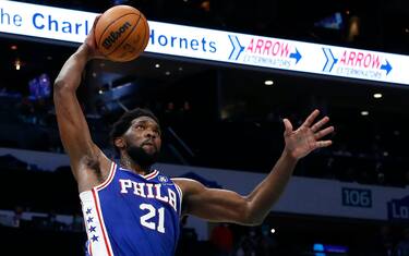 Embiid da 43 supera Charlotte all’OT, Curry show