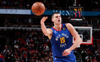 1237061046 CHICAGO, IL - DECEMBER 6: Nikola Jokic #15 of the Denver Nuggets passes the ball during the game against the Chicago Bulls on December 6, 2021 at United Center in Chicago, Illinois. NOTE TO USER: User expressly acknowledges and agrees that, by downloading and or using this photograph, User is consenting to the terms and conditions of the Getty Images License Agreement. Mandatory Copyright Notice: Copyright 2021 NBAE (Photo by Jeff Haynes/NBAE via Getty Images)