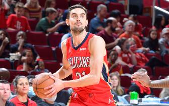 HOUSTON, TX - DECEMBER 5: Tomas Satoransky #31 of the New Orleans Pelicans handles the ball during the game against the Houston Rockets on December 5, 2021 at the Toyota Center in Houston, Texas. NOTE TO USER: User expressly acknowledges and agrees that, by downloading and or using this photograph, User is consenting to the terms and conditions of the Getty Images License Agreement. Mandatory Copyright Notice: Copyright 2021 NBAE (Photo by Logan Riely/NBAE via Getty Images)