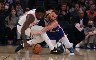 NEW YORK, NEW YORK - DECEMBER 14:   Stephen Curry #30 of the Golden State Warriors battles Julius Randle #30 of the New York Knicks for the ball during their game at Madison Square Garden on December 14, 2021 in New York City.   NOTE TO USER: User expressly acknowledges and agrees that, by downloading and or using this photograph, User is consenting to the terms and conditions of the Getty Images License Agreement. (Photo by Al Bello/Getty Images)