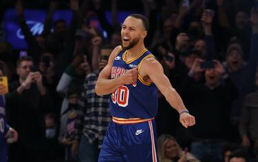 NEW YORK, NEW YORK - DECEMBER 14:  Stephen Curry #30 of the Golden State Warriors celebrates after making a three point basket to break Ray Allen’s record for the most all-time against the New York Knicks during their game at Madison Square Garden on December 14, 2021 in New York City.   NOTE TO USER: User expressly acknowledges and agrees that, by downloading and or using this photograph, User is consenting to the terms and conditions of the Getty Images License Agreement. (Photo by Al Bello/Getty Images)