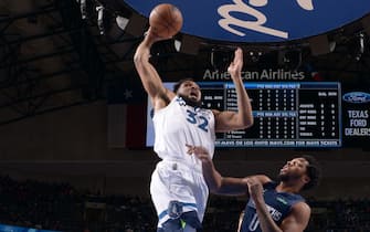 DALLAS, TX - DECEMBER 21: Karl-Anthony Towns #32 of the Minnesota Timberwolves shoots the ball during the game against the Dallas Mavericks on December 21, 2021 at the American Airlines Center in Dallas, Texas. NOTE TO USER: User expressly acknowledges and agrees that, by downloading and or using this photograph, User is consenting to the terms and conditions of the Getty Images License Agreement. Mandatory Copyright Notice: Copyright 2021 NBAE (Photo by Glenn James/NBAE via Getty Images)