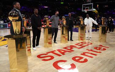 I Lakers salutano lo Staples Center: il tributo