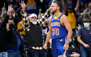 SAN FRANCISCO, CALIFORNIA - DECEMBER 23:  Stephen Curry #30 of the Golden State Warriors reacts after making a three-point shot against the Memphis Grizzlies during the fourth quarter at Chase Center on December 23, 2021 in San Francisco, California. NOTE TO USER: User expressly acknowledges and agrees that, by downloading and or using this photograph, User is consenting to the terms and conditions of the Getty Images License Agreement. (Photo by Thearon W. Henderson/Getty Images)