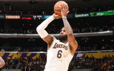 Natale, top-10 realizzatori: LeBron supera Kobe