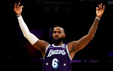 LeBron domina a 37 anni: anche Kuzma non ci crede
