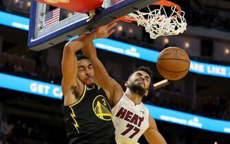 SAN FRANCISCO, CALIFORNIA - JANUARY 03:  Jordan Poole #3 of the Golden State Warriors dunks the ball on Omer Yurtseven #77 of the Miami Heat at Chase Center on January 03, 2022 in San Francisco, California. NOTE TO USER: User expressly acknowledges and agrees that, by downloading and/or using this photograph, User is consenting to the terms and conditions of the Getty Images License Agreement.  (Photo by Ezra Shaw/Getty Images)