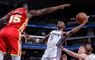 SACRAMENTO, CA - JANUARY 5: De'Aaron Fox #5 of the Sacramento Kings drives to the basket during the game against the Atlanta Hawks on January 5, 2022 at Golden 1 Center in Sacramento, California. NOTE TO USER: User expressly acknowledges and agrees that, by downloading and or using this Photograph, user is consenting to the terms and conditions of the Getty Images License Agreement. Mandatory Copyright Notice: Copyright 2022 NBAE (Photo by Rocky Widner/NBAE via Getty Images)