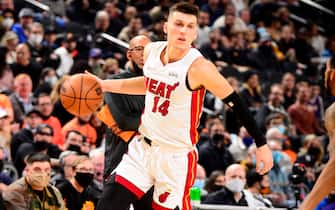 PHOENIX, AZ - JANUARY 8: Tyler Herro #14 of the Miami Heat drives to the basket during the game against the Phoenix Suns on January 8, 2022 at Footprint Center in Phoenix, Arizona. NOTE TO USER: User expressly acknowledges and agrees that, by downloading and or using this photograph, user is consenting to the terms and conditions of the Getty Images License Agreement. Mandatory Copyright Notice: Copyright 2022 NBAE (Photo by Barry Gossage/NBAE via Getty Images)