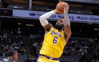 SACRAMENTO, CA - JANUARY 12: LeBron James #6 of the Los Angeles Lakers shoots the ball during the game against the Sacramento Kings on January 12, 2022 at Golden 1 Center in Sacramento, California. NOTE TO USER: User expressly acknowledges and agrees that, by downloading and or using this Photograph, user is consenting to the terms and conditions of the Getty Images License Agreement. Mandatory Copyright Notice: Copyright 2022 NBAE (Photo by Rocky Widner/NBAE via Getty Images)