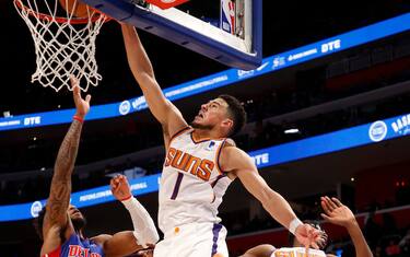 Booker ne fa 30, Phoenix in controllo a Detroit