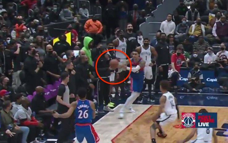 NBA la panchina dei Brooklyn Nets tocca la palla in gioco come Lapo Elkann. VIDEO Sky Sport