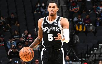 SAN ANTONIO, TX - JANUARY 19: Dejounte Murray #5 of the San Antonio Spurs dribbles the ball during the game against the Oklahoma City Thunder on January 19, 2022 at the AT&T Center in San Antonio, Texas. NOTE TO USER: User expressly acknowledges and agrees that, by downloading and or using this photograph, user is consenting to the terms and conditions of the Getty Images License Agreement. Mandatory Copyright Notice: Copyright 2022 NBAE (Photos by Michael Gonzales/NBAE via Getty Images)
