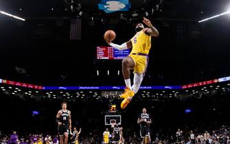 NEW YORK, NEW YORK - JANUARY 25: LeBron James #6 of the Los Angeles Lakers dunks against the Brooklyn Nets at Barclays Center on January 25, 2022 in the Brooklyn borough of New York City. NOTE TO USER: User expressly acknowledges and agrees that, by downloading and or using this photograph, User is consenting to the terms and conditions of the Getty Images License Agreement. (Photo by Michelle Farsi/Getty Images)