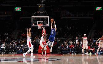 WASHINGTON, DC -  JANUARY 25: Luke Kennard #5 of the LA Clippers shoots a three point basket to win the game against the Washington Wizards on January 25, 2022 at Capital One Arena in Washington, DC. NOTE TO USER: User expressly acknowledges and agrees that, by downloading and or using this Photograph, user is consenting to the terms and conditions of the Getty Images License Agreement. Mandatory Copyright Notice: Copyright 2022 NBAE (Photo by Stephen Gosling/NBAE via Getty Images)