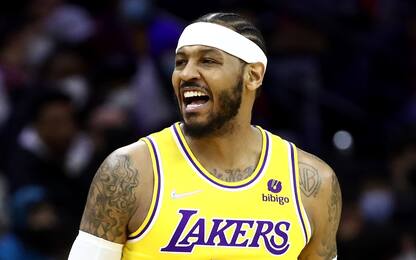 Carmelo Anthony litiga con un tifoso in prima fila