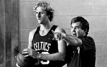BROOKLINE, MA - SEPTEMBER 11: Boston Celtics player Larry Bird and coach Bill Fitch at practice Sept. 11, 1979. (Photo by Paul Connell/The Boston Globe via Getty Images)