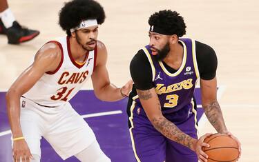 LOS ANGELES, CA - OCTOBER 29: Jarrett Allen #31 of the Cleveland Cavaliers defends on Anthony Davis #3 of the Los Angeles Lakers during a game at the STAPLES Center on October 29, 2021 in Los Angeles, California. NOTE TO USER: User expressly acknowledges and agrees that, by downloading and or using this photograph, User is consenting to the terms and conditions of the Getty Images License Agreement. Mandatory Credit: 2021 NBAE (Photo by Chris Elise/NBAE via Getty Images)
