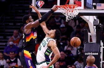 PHOENIX, ARIZONA - FEBRUARY 10: Deandre Ayton #22 of the Phoenix Suns dunks over Giannis Antetokounmpo #34 of the Milwaukee Bucks during the second half at Footprint Center on February 10, 2022 in Phoenix, Arizona. NOTE TO USER: User expressly acknowledges and agrees that, by downloading and or using this photograph, User is consenting to the terms and conditions of the Getty Images License Agreement. (Photo by Chris Coduto/Getty Images)