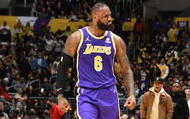 LeBron dice 33 e Lakers ok, derby ai Nets da -28