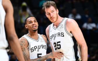 SAN ANTONIO, TX - JANUARY 17: Dejounte Murray #5 of the San Antonio Spurs talks to Jakob Poeltl #25 of the San Antonio Spurs during the game against the Phoenix Suns on January 17, 2022 at the AT&T Center in San Antonio, Texas. NOTE TO USER: User expressly acknowledges and agrees that, by downloading and or using this photograph, user is consenting to the terms and conditions of the Getty Images License Agreement. Mandatory Copyright Notice: Copyright 2022 NBAE (Photos by Michael Gonzales/NBAE via Getty Images)