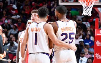 HOUSTON, TX - MARCH 16: Devin Booker #1 speaks with Mikal Bridges #25 of the Phoenix Suns during the game against the Houston Rockets on March 16, 2022 at the Toyota Center in Houston, Texas. NOTE TO USER: User expressly acknowledges and agrees that, by downloading and or using this photograph, User is consenting to the terms and conditions of the Getty Images License Agreement. Mandatory Copyright Notice: Copyright 2022 NBAE (Photo by Logan Riely/NBAE via Getty Images)