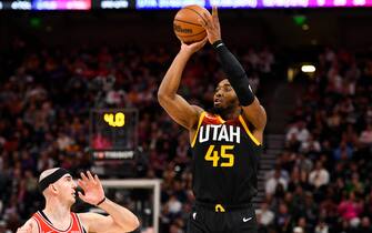 SALT LAKE CITY, UTAH - MARCH 16: Donovan Mitchell #45 of the Utah Jazz shoots a jump shot over Alex Caruso #6 of the Chicago Bulls during the second half of a game at Vivint Smart Home Arena on March 16, 2022 in Salt Lake City, Utah. NOTE TO USER: User expressly acknowledges and agrees that, by downloading and or using this photograph, User is consenting to the terms and conditions of the Getty Images License Agreement. (Photo by Alex Goodlett/Getty Images)