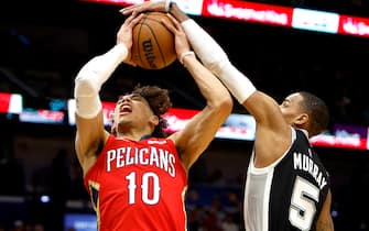 NEW ORLEANS, LOUISIANA - MARCH 26: Jaxson Hayes #10 of the New Orleans Pelicans is fouled by Dejounte Murray #5 of the San Antonio Spurs during the first quarter of an NBA game at Smoothie King Center on March 26, 2022 in New Orleans, Louisiana. NOTE TO USER: User expressly acknowledges and agrees that, by downloading and or using this photograph, User is consenting to the terms and conditions of the Getty Images License Agreement. (Photo by Sean Gardner/Getty Images)