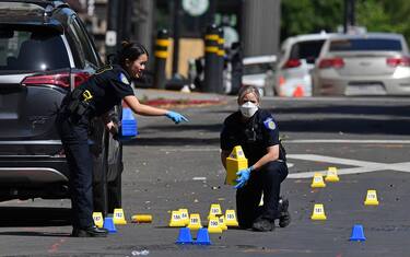 SACRAMENTO, CALIFORNIA -  APRIL 3: Sacramento Police crime scene investigators place evidence markers on 10th street at the scene of a mass shooting in Sacramento, Calif., on Sunday, April 3, 2022. Six people are dead and 12 others are injured after a shooting broke out early Sunday morning. Sacramento Police Chief Kathy Lester said there were no suspects in custody yet. The shooting happened in the vicinity of the 1000 block of K Street in downtown Sacramento. (Photo by Jose Carlos Fajardo/MediaNews Group/East Bay Times via Getty Images)