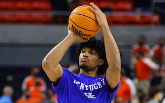 AUBURN, AL - JANUARY 22:  Shaedon Sharpe #21 of the Kentucky Wildcats warms up prior to the game against the Auburn Tigers at Auburn Arena on January 22, 2022 in Auburn, Alabama. (Photo by Todd Kirkland/Getty Images) *** Local Caption ***  Shaedon Sharpe 
