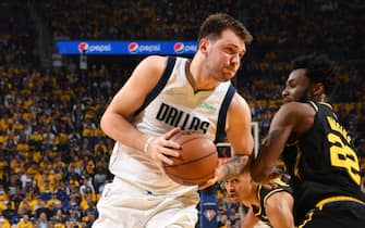 SAN FRANCISCO, CA - MAY 18: Luka Doncic #77 of the Dallas Mavericks drives to the basket against the Golden State Warriors during Game 1 of the 2022 NBA Playoffs Western Conference Finals on May 18, 2022 at Chase Center in San Francisco, California. NOTE TO USER: User expressly acknowledges and agrees that, by downloading and or using this photograph, user is consenting to the terms and conditions of Getty Images License Agreement. Mandatory Copyright Notice: Copyright 2022 NBAE (Photo by  Andrew D. Bernstein/NBAE via Getty Images)