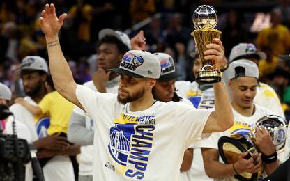 Curry vince il primo trofeo Magic Johnson come MVP
