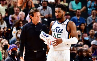 PHOENIX, AZ - FEBRUARY 27: Head Coach Quin Snyder of the Utah Jazz talks to Donovan Mitchell #45 of the Utah Jazz during the game against the Phoenix Suns on February 27, 2022 at Footprint Center in Phoenix, Arizona. NOTE TO USER: User expressly acknowledges and agrees that, by downloading and or using this photograph, user is consenting to the terms and conditions of the Getty Images License Agreement. Mandatory Copyright Notice: Copyright 2022 NBAE (Photo by Barry Gossage/NBAE via Getty Images)