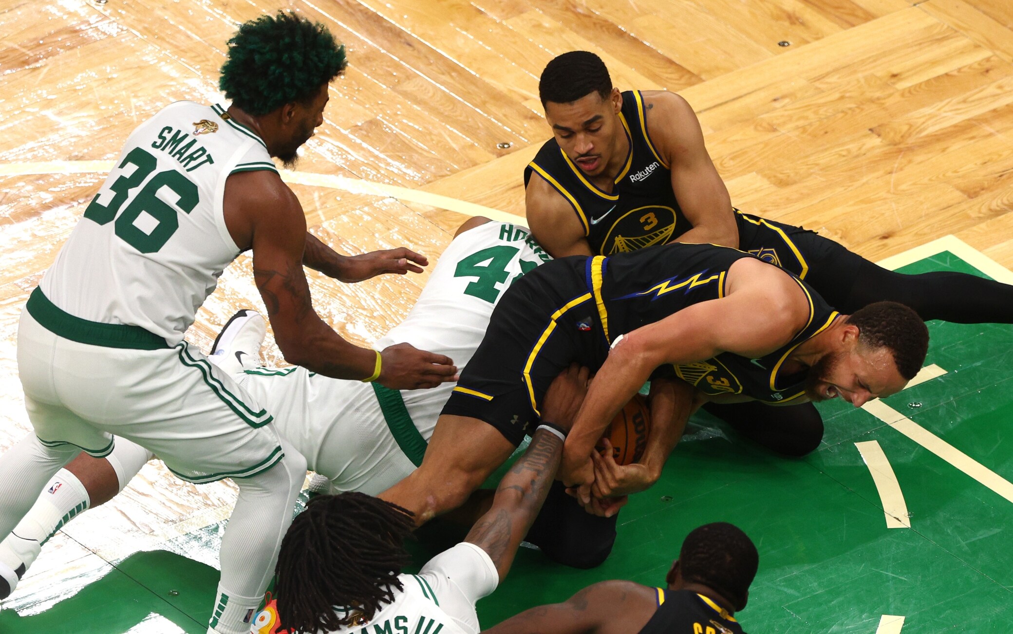 NBA Finals, infortunio Steph Curry: tutti accusano Al Horford, Marcus Smart  lo difende | Sky Sport