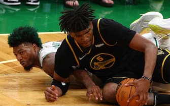 BOSTON, MASSACHUSETTS - JUNE 10: Marcus Smart #36 of the Boston Celtics and Kevon Looney #5 of the Golden State Warriors compete for a loose ball in the fourth quarter during Game Four of the 2022 NBA Finals at TD Garden on June 10, 2022 in Boston, Massachusetts. The Golden State Warriors won 107-97. NOTE TO USER: User expressly acknowledges and agrees that, by downloading and/or using this photograph, User is consenting to the terms and conditions of the Getty Images License Agreement. (Photo by Elsa/Getty Images)