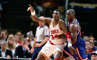 HOUSTON - JUNE 8:  Hakeem Olajuwon #34 of the Houston Rockets posts up against Anthony Mason #14 of the New York Knicks during Game One of the NBA Finals played on June 8, 1994 at The Summit in Houston, Texas.  NOTE TO USER: User expressly acknowledges that, by downloading and or using this photograph, User is consenting to the terms and conditions of the Getty Images License agreement. Mandatory Copyright Notice: Copyright 1994 NBAE (Photo by Andrew D. Bernstein/NBAE via Getty Images)