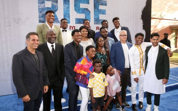 NBA, una storia da film: la famiglia Antetokounmpo al completo presenta
