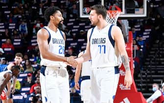HOUSTON, TX - MARCH 11:  Spencer Dinwiddie #26 and Luka Doncic #77 of the Dallas Mavericks shake hands drives to the basket during the game against the Houston Rockets on March 11, 2022 at the Toyota Center in Houston, Texas. NOTE TO USER: User expressly acknowledges and agrees that, by downloading and or using this photograph, User is consenting to the terms and conditions of the Getty Images License Agreement. Mandatory Copyright Notice: Copyright 2022 NBAE (Photo by Logan Riely/NBAE via Getty Images)
