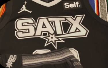 Sulle maglie Spurs debutta la sigla del Texas