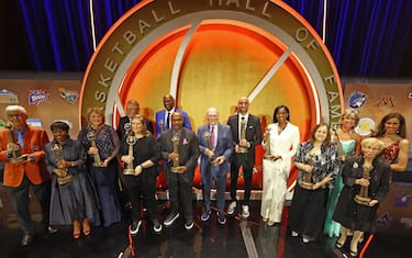 SPRINGFIELD, MA - SEPTEMBER 10: The Hall of Fame Class of 2022 poses for a group photo on stage after the 2022 Basketball Hall of Fame Enshrinement Ceremony on September 10, 2022 at Symphony Hall in Springfield, Massachusetts. NOTE TO USER: User expressly acknowledges and agrees that, by downloading and/or using this photograph, user is consenting to the terms and conditions of the Getty Images License Agreement. Mandatory Copyright Notice: Copyright 2022 NBAE (Photo by Nathaniel S. Butler/NBAE via Getty Images)